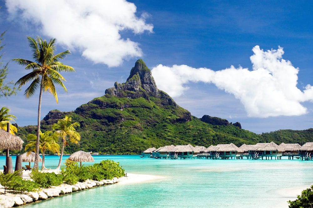 Как добраться до острова Бора-Бора, где жить и что делать в райском уголке? 