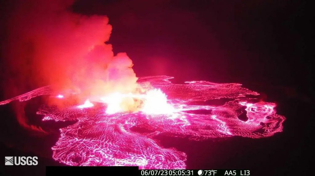 Туристы съезжаются посмотреть на извержение гавайского вулкана