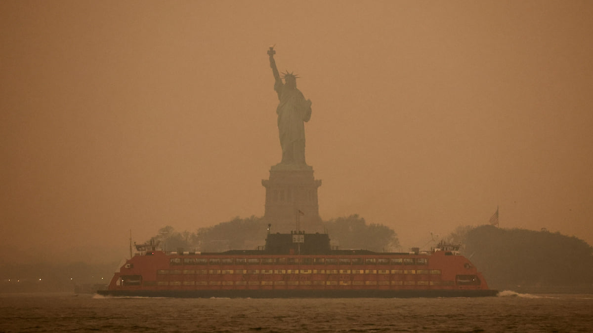 Рейсы в Нью-Йорк задерживаются из-за дыма от лесных пожаров — вот что нужно знать