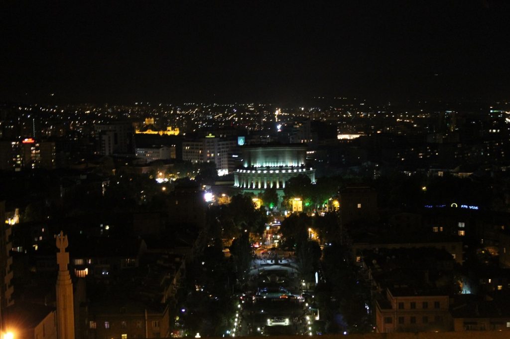 Вид на ночной Ереван с вершины Каскада