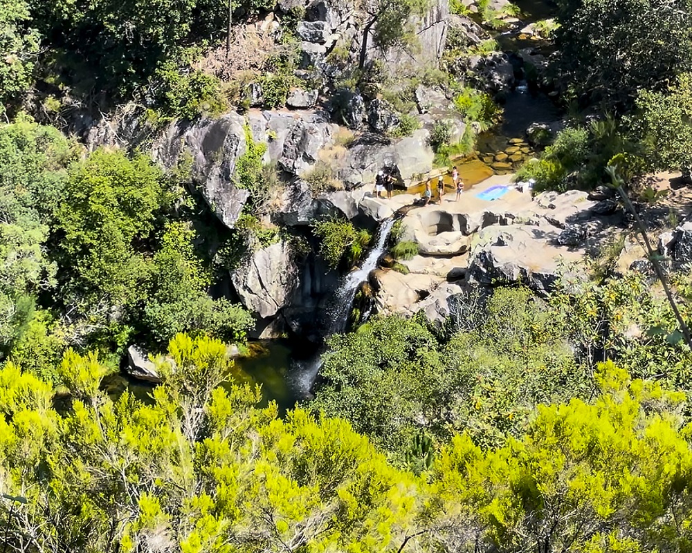 Купание в водопадах, горячие термальные источники и сланцевые деревушки — маршрут по региону Сан-Педру-ду-Сул