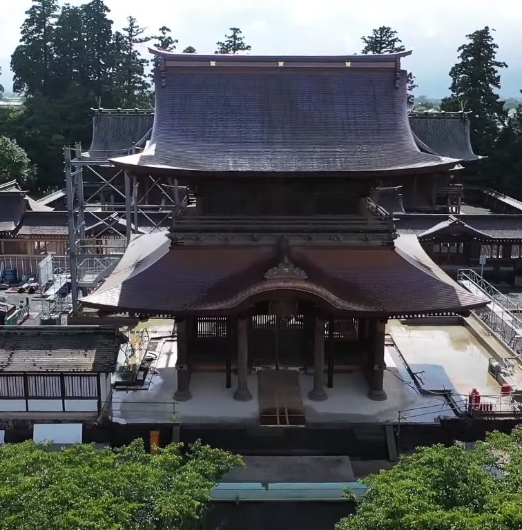 Святилище Асо заканчивают восстанавливать после землетрясения 2016 года