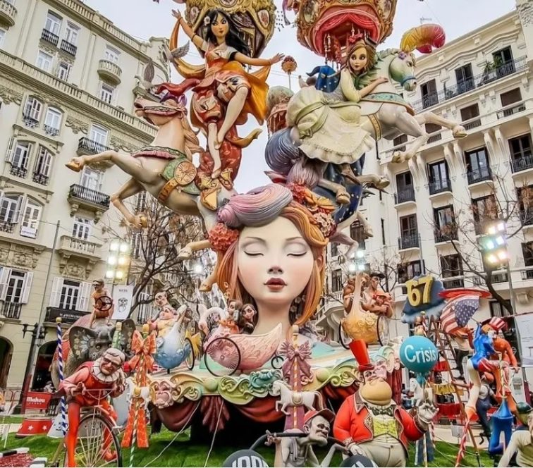Как проходит фестиваль Las Fallas в Валенсии?