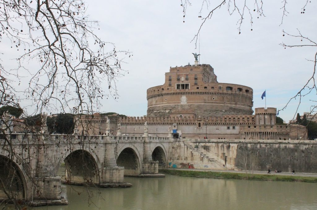 Замок Святого Ангела и мост к нему в Риме